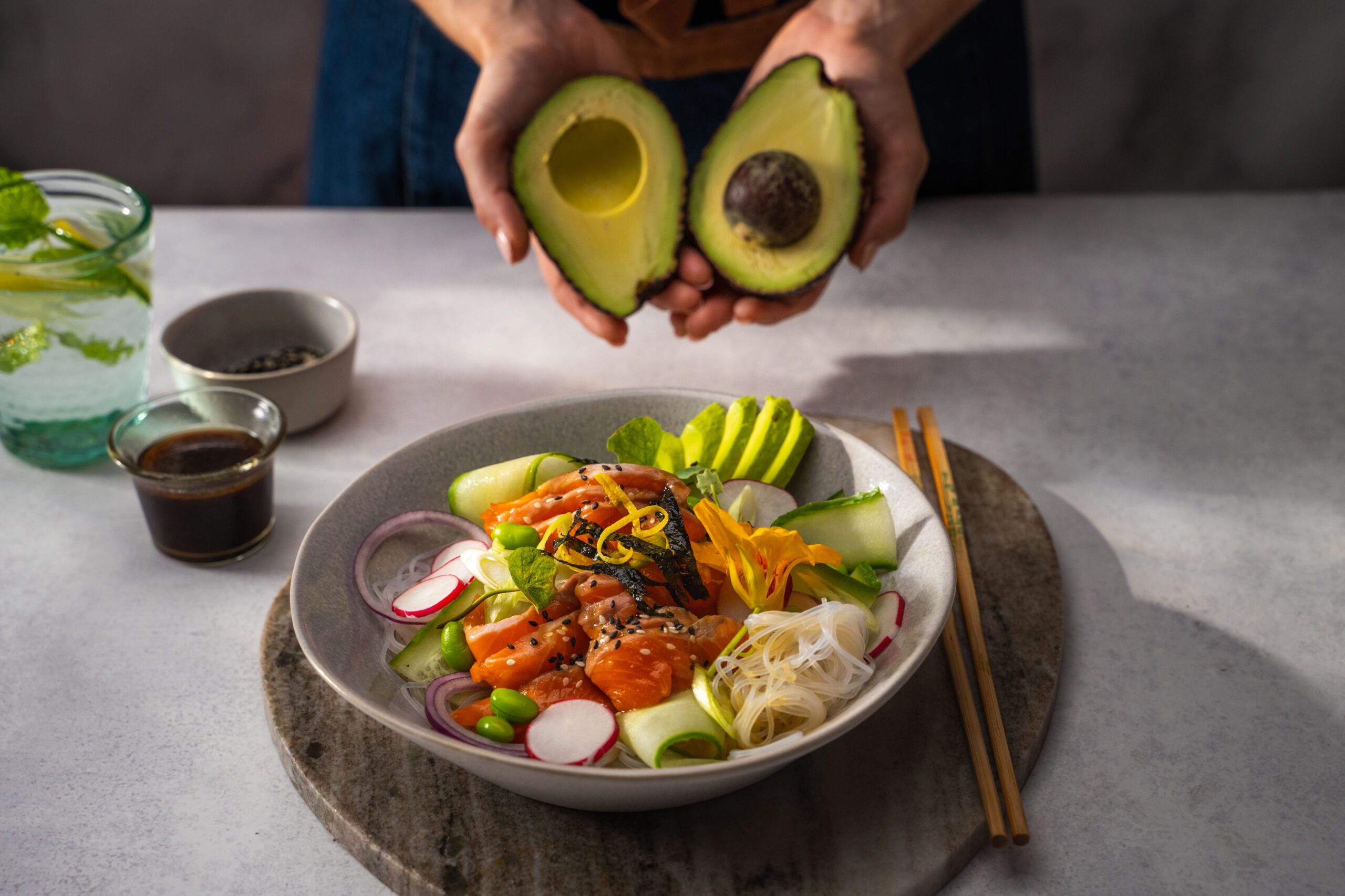 Avocado, salmon & vermicelli poke