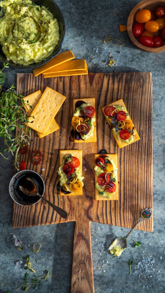 Creamy avocado dip with cheese crispbread